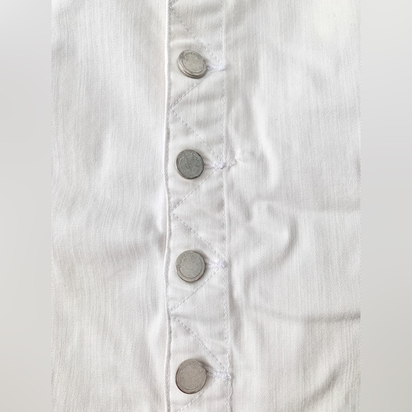 🌟PRICE DROP🌟 BLANK NYC white button-front stretchy cut-off pencil JEAN SKIRT - Picture 9 of 12